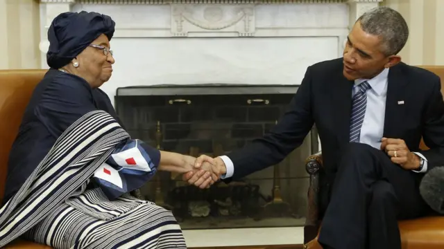 Ellen Johnson Sirleaf junto al expresidente de Estados Unidos, Barack Obama.