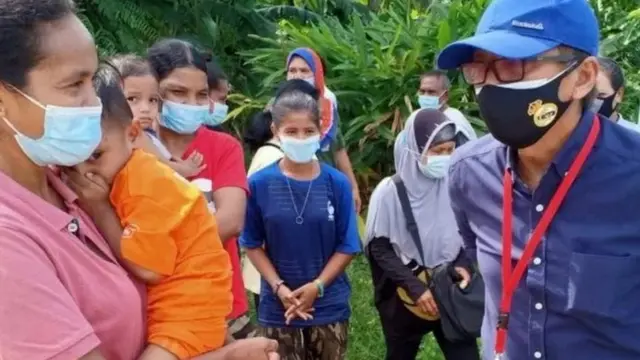 Dubes Hermono (kanan) bersama para pekerja migran.