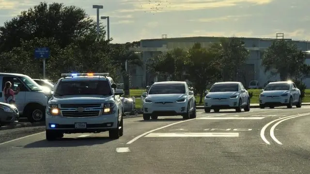 فضانوردان با کاروانی از اتومبیل‌های تسلا، تولید دیگری از صاحب اسپیس‌اکس، به سوی مرکز پرتاب موشک رفتند