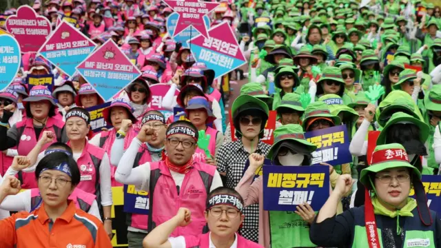 전국학교비정규직연대회의 조합원들이 3일 오전 서울시교육청 앞에서 열린 총파업 출정식에서 구호를 외치고 있다
