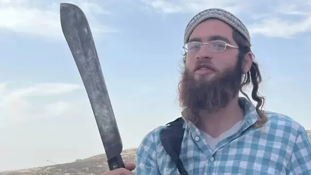 Мейр Симча ишғол остидаги Ғарбий соҳилда жойлашган яҳудий қишлоғини машете (чопқи) билан ҳимоя қилмоқчи.