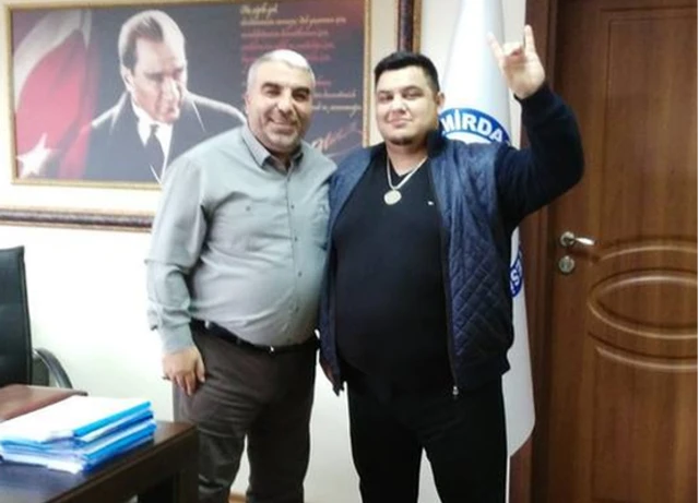 Murat Köylü Facebook hesabında "Bozkurt işareti" yaptığı fotoğraflarını yayınlıyor