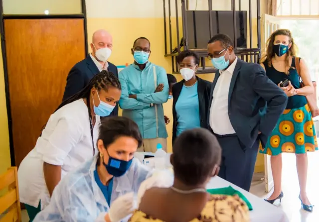 Charles Michel (inyuma ibumoso) ari kumwe na depite mu nteko ya EU Chrysoula Zacharopoulou (uri gutera urukingo) n'umunyamabanga mukuru wa Francophonie Louise Mushikiwabo (wa gatatu uvuye iburyo) ku cyumweru 07 03 2021 basuye ibikorwa byo gukingira mu Bugesera