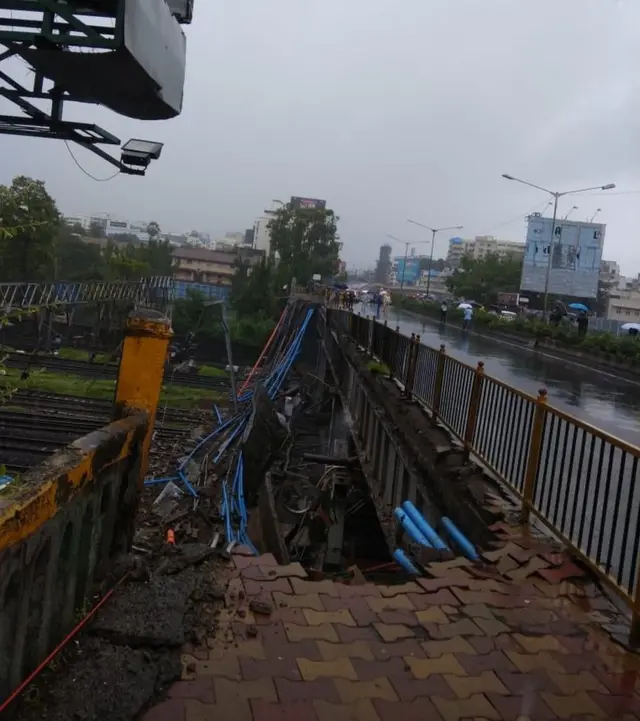 મુંબઈમાં તૂટી પડેલા બ્રિજની તસવીર