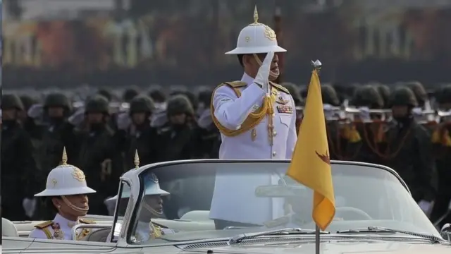 พระบาทสมเด็จพระเจ้าอยู่หัวเสด็จพระราชดำเนินไปในพิธีสวนสนามถวายสัตย์ปฏิญาณของทหาร-ตำรวจ