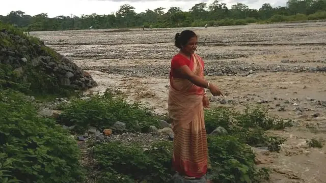 এ রকম তিনটি নদী প্রতিদিন পার হতে হয় মিশা ঘোষালকে। ভরা বর্ষায় নদীগুলো ভয়ঙ্কর রূপ নেয়।