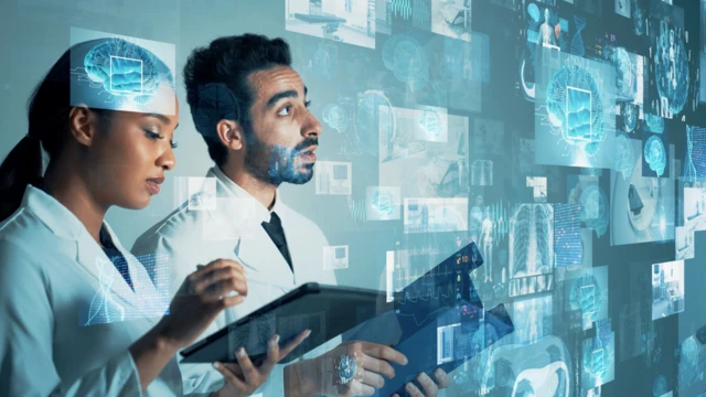 Médecins regardant des écrans d'ordinateur projetés