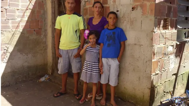 Elisabete com os filhos em 2013, dois meses após o desaparecimento de Amarildo, na casa onde vivia com companheiro