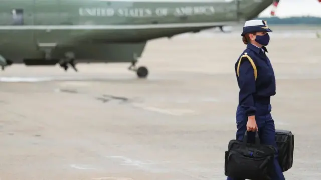 Помічниця американського президента несе валізку з кодами для запуску ядерних ракет