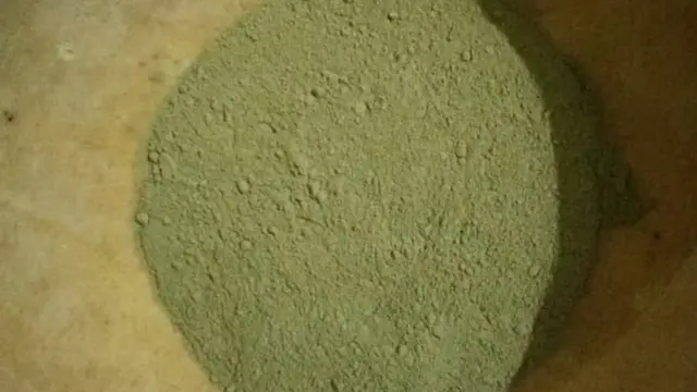 Ana busar da ganyen kuka a niƙe a tankaɗe a yi miya domin cin tuwon dawa ko masara ko shinkafa ko alkama