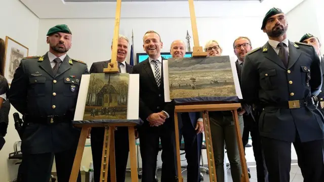 Axel Ruger (centro), diretor do museu Van Gogh, posa ao lado das duas pinturas recuperadas. Nápoles,roleta com porcentagem30roleta com porcentagemsetembroroleta com porcentagem2016