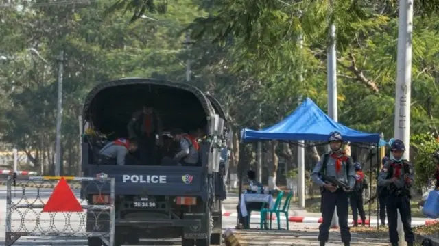Polisi berjaga-jaga di dekat gedung parlemen di Naypiydaw, Jumat (29/01).