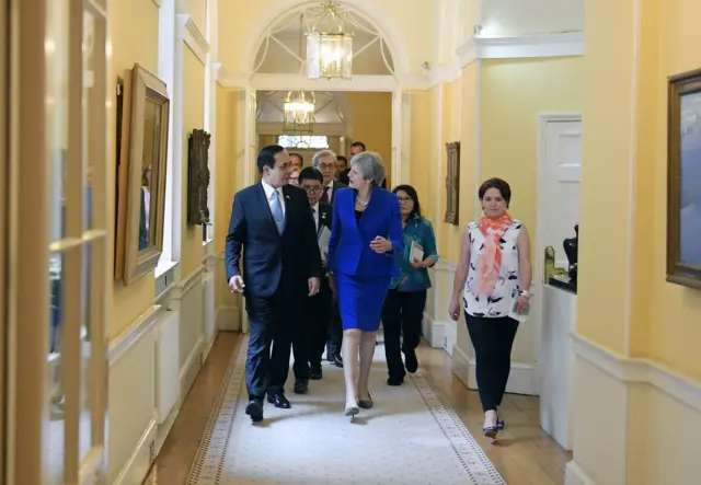 ประยุทธ์และเมย์ พร้อมคณะ