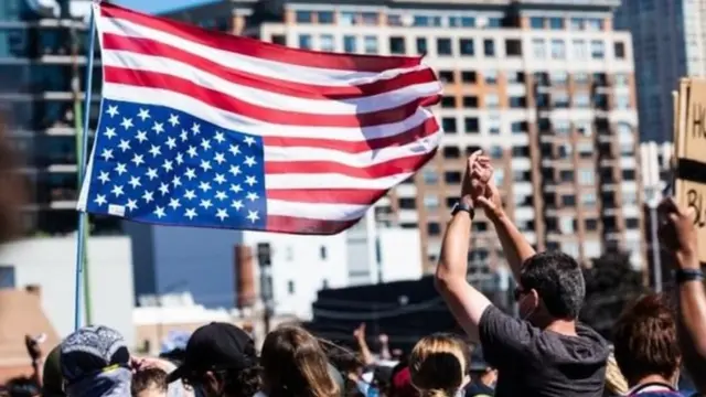 Mjini Chicago, baadhi ya waandamanaji walipeperusha bendera juu chini