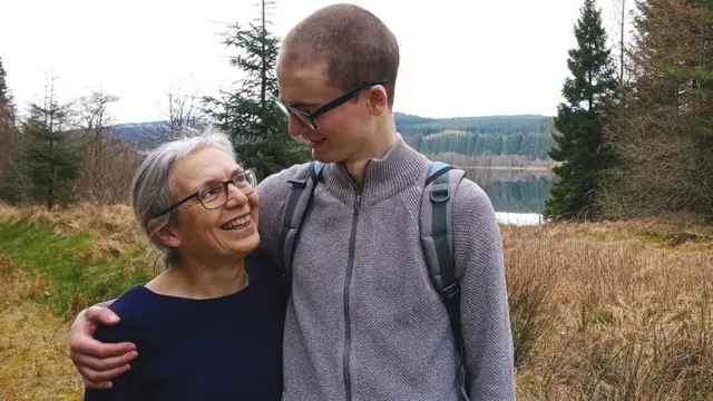 Ewan Bowlby com sua mãe, Jane Harrison