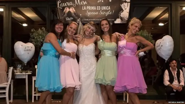 लॉरा मेसी आणि तिच्या मैत्रिणी