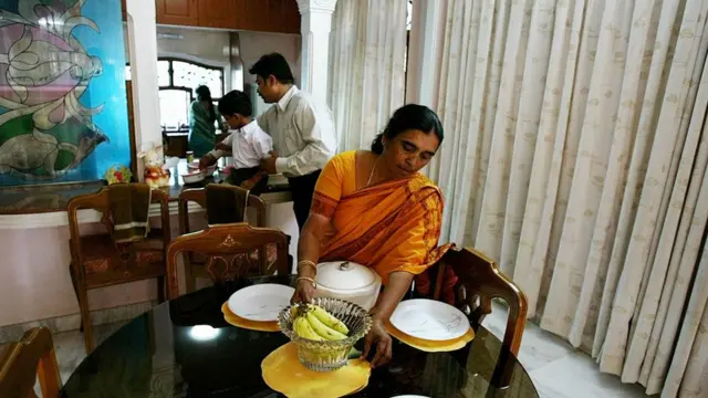 பணிக்கு போகாத பெண்களை மதிப்பதில்லையா இந்த சமூகம்?