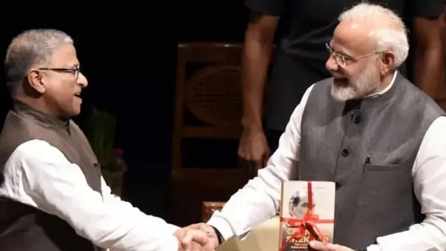 प्रधानमंत्री नरेंद्र मोदी के साथ राज्यसभा के उप-सभापति हरिवंश