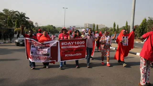Xubnaha u ololeynaaya soo celiya gandheheena #BringBackOurGirls, oo Axaddii dibad bax ku qabtay Abuja. waxay maamuusayeen 1000 maalmood oo laga joogo markii la afduubtay gabdhihii Chibok.