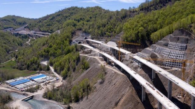 Construcción de carretera en Montenegro.