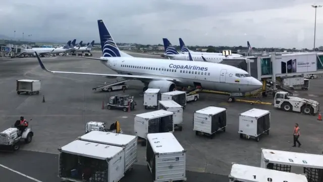 Avión de Copa Airlines en una terminal.
