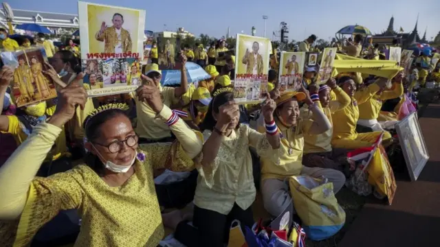 คนชูพระบรมฉายาลักษณ์รัชกาลที่ 9