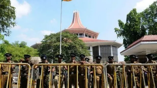 பிரதமர் பதவியை ராஜிநாமா செய்கிறார் ராஜபக்ஷ - நாமல் பரபரப்பு அறிவிப்பு