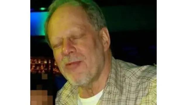 নেভাডার বাসিন্দা স্টিফেন প্যাডক পাশের হোটেল থেকে এলোপাথাড়ি গুলি ছুঁড়ে দেশটির ইতিহাসের সবচেয়ে বড় এই হত্যাকাণ্ড ঘটায়।