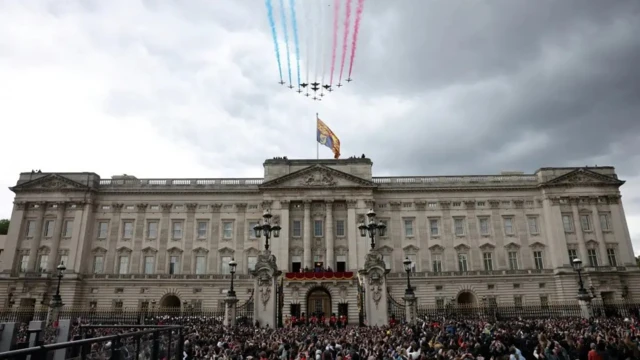 Самолеты Red Arrows над Букингемским дворцом