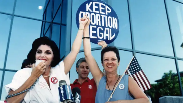 诺玛‧麦考维在1989年曾在加州出席争取堕胎合法化的活动。