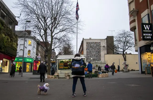 Emily攜同愛犬移居薩頓,因愛犬長時間需要人照顧,難覓工作。
