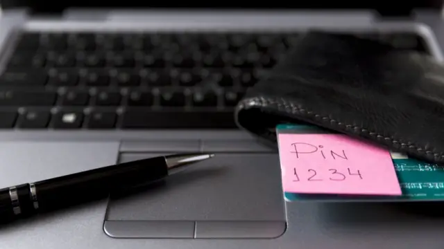 Computadora con el post-it de su contraseña.