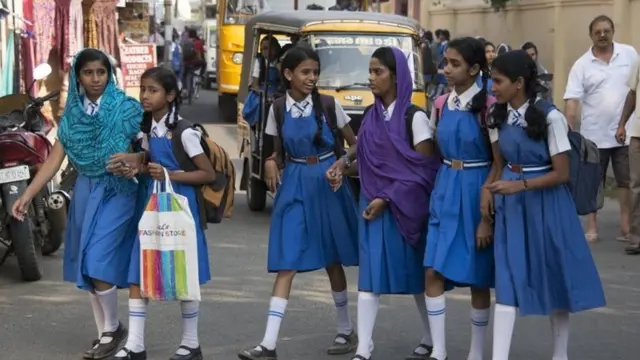 स्कूली छात्राएं