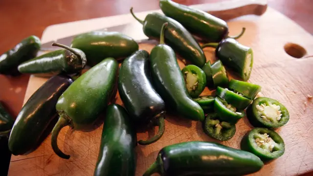 Jalapeños en una tabla de picar.