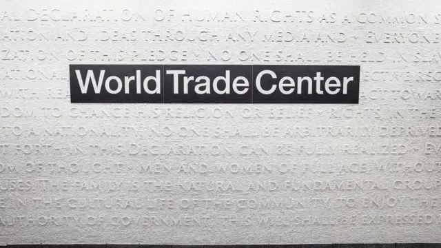 벽은 흰색 대리석으로 만든 모자이크로 장식됐다. 모자이크에는 미국의 독립선언문과 유엔의 세계인권선언문이 새겨져 있다