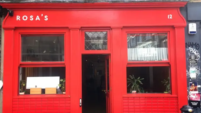 สายพิณ มัวร์ ที่หน้าร้านโรซ่าไทยสาขาแรก