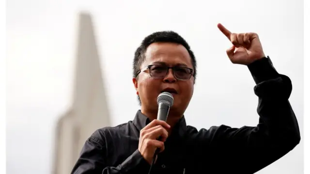 นายอานนท์ขึ้นปราศรัยที่อนุสาวรีย์ประชาธิปไตย