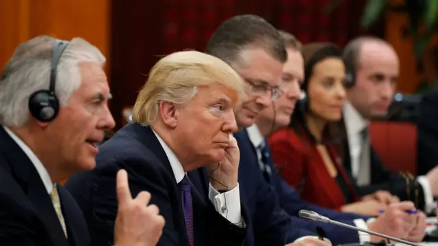 Donald Trump, con su secretario de Estado, Rex Tillerson, a su derecha.