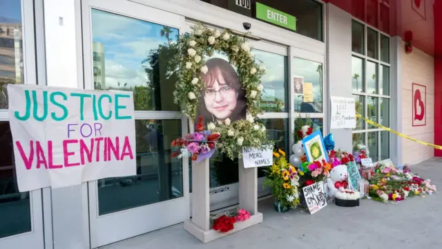 Un ofrenda para Valentina Orellana afuera de la tienda