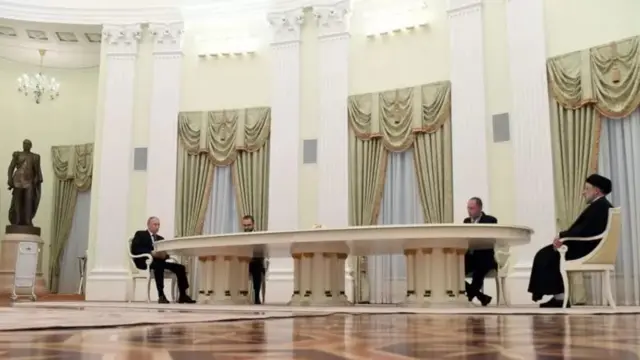 فاصله رئیسی و پوتین به دلیل بزرگی میز در این ملاقاتشان، نظر برخی رسانه‌ها را جلب کرده بود