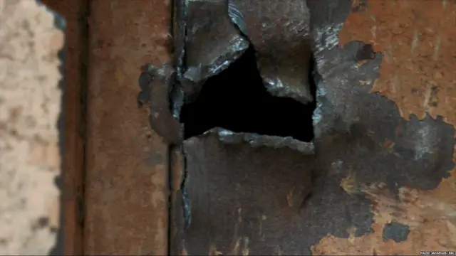 अनवर ख़ान के दरवाजे पर लगी गोलियों के निशान