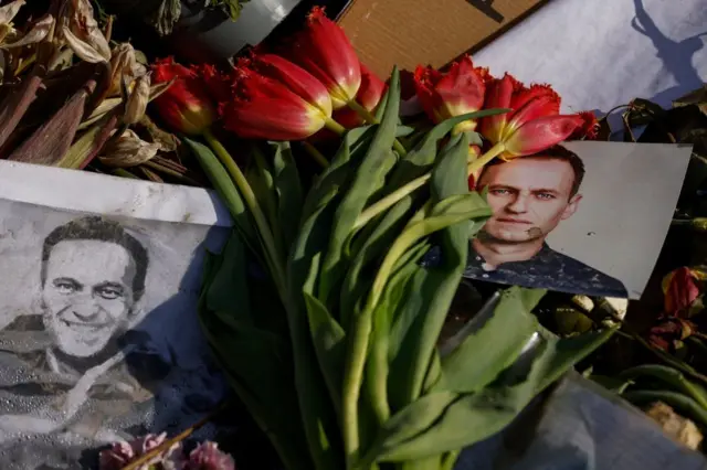 Навальныйдын жакындары саясатчынын сөөгүн ала албай кыйналган
