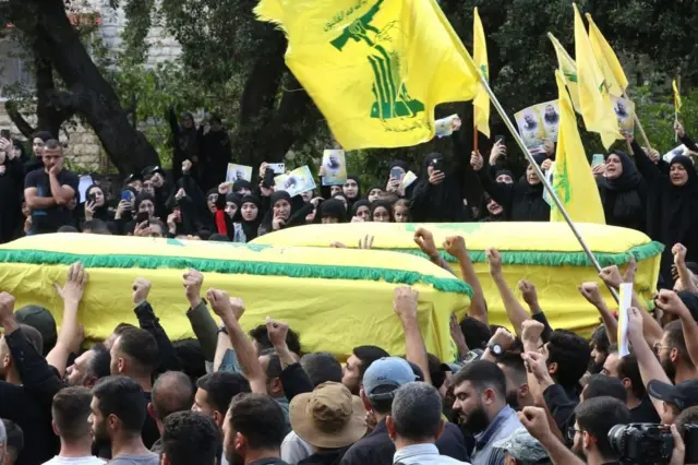 इसराइल के हमले में मारे गए हिज़बुल्ला के लड़ाकों का जनाजा.