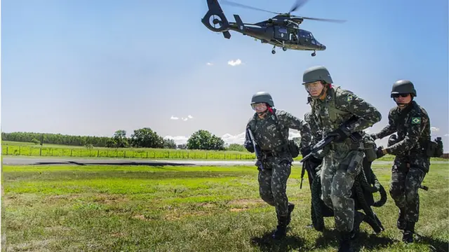 Quatro homens do Exército durante treinamento