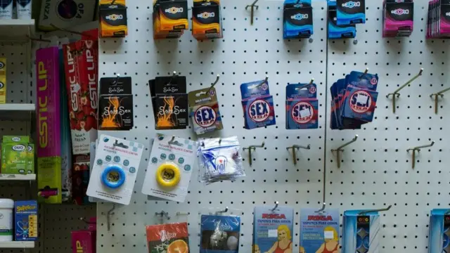 صيدلية في فنزويلا تعرض علب الواقيات الذكرية،