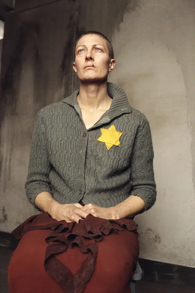 Ванесса Редгрейв в роли узницы нацисткого концлагеря, французской пианистки-еврейки Фани Фенелон в телевизионном фильме "Тянуть время". Из-за поддержки ею движения палестинцев этот выбор продюсеров подвергся жесткой критике со стороны еврейских организаций.