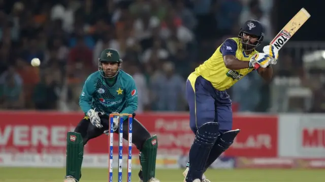 ලෝක කණ්ඩායම වෙනුවෙන් පකිස්තානයේ ක්‍රීඩා කළ තිසර පෙරේරා