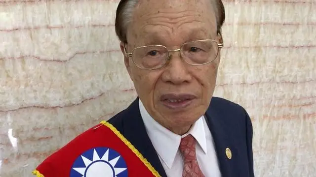 退伍老兵严以勤认为，军人要有笃定人格，回乡不一定要参加政治活动。