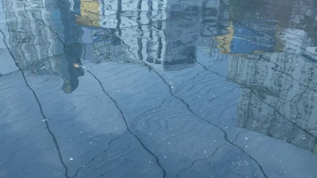 Ahli Lingkungan ITB Enri Damanhuri menyebut warna hitam dan bau muncul di Kali Item karena air sungai kekurangan oksigen