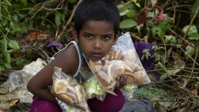 로힝야족 난민들은 탈출을 위해 위험한 항해를 계속한다.